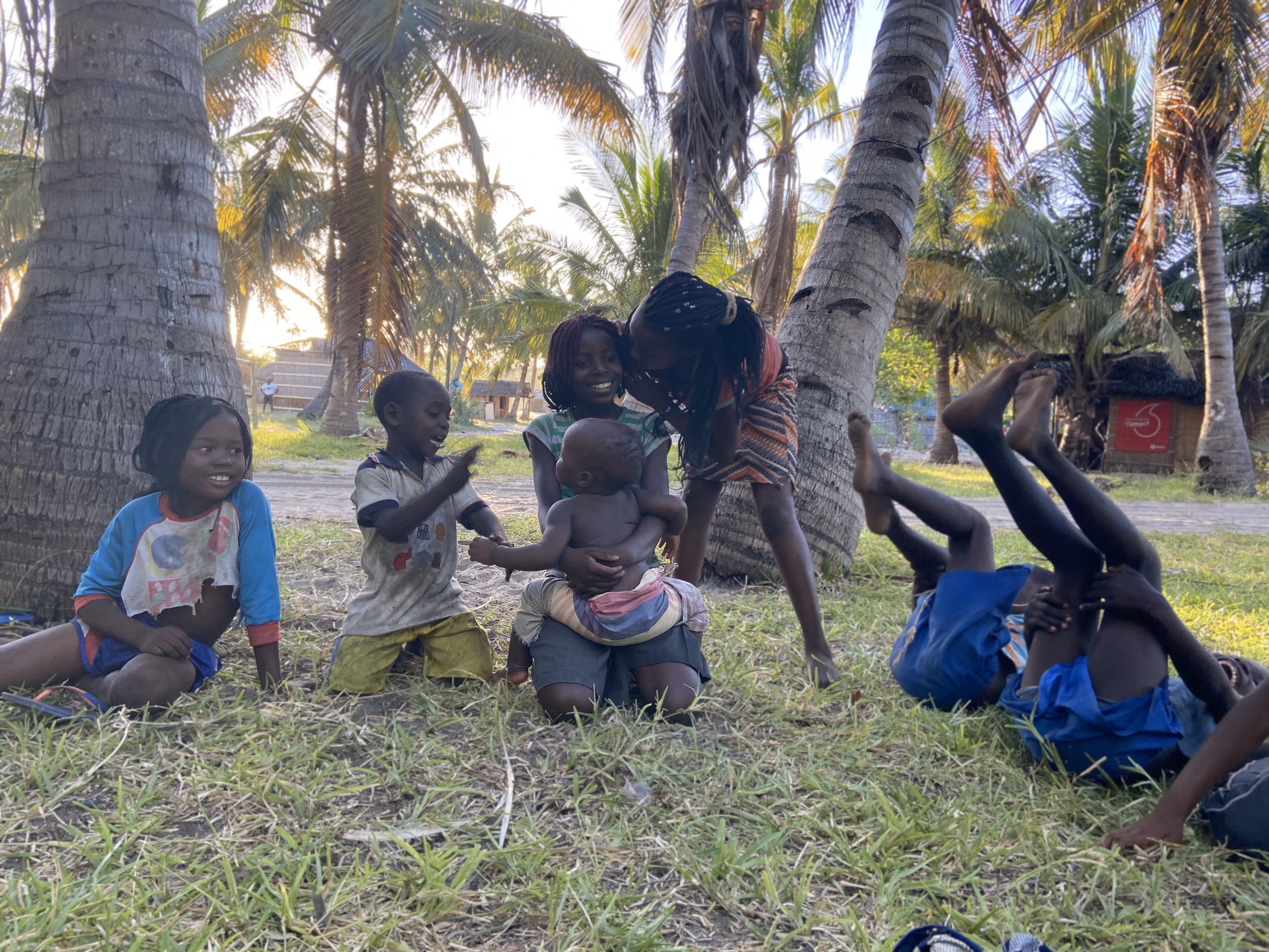 Волонтерство в Африке. Волонтеры в Африке учат детей. Жилье волонтеров в Африке. Волонтеры в африку