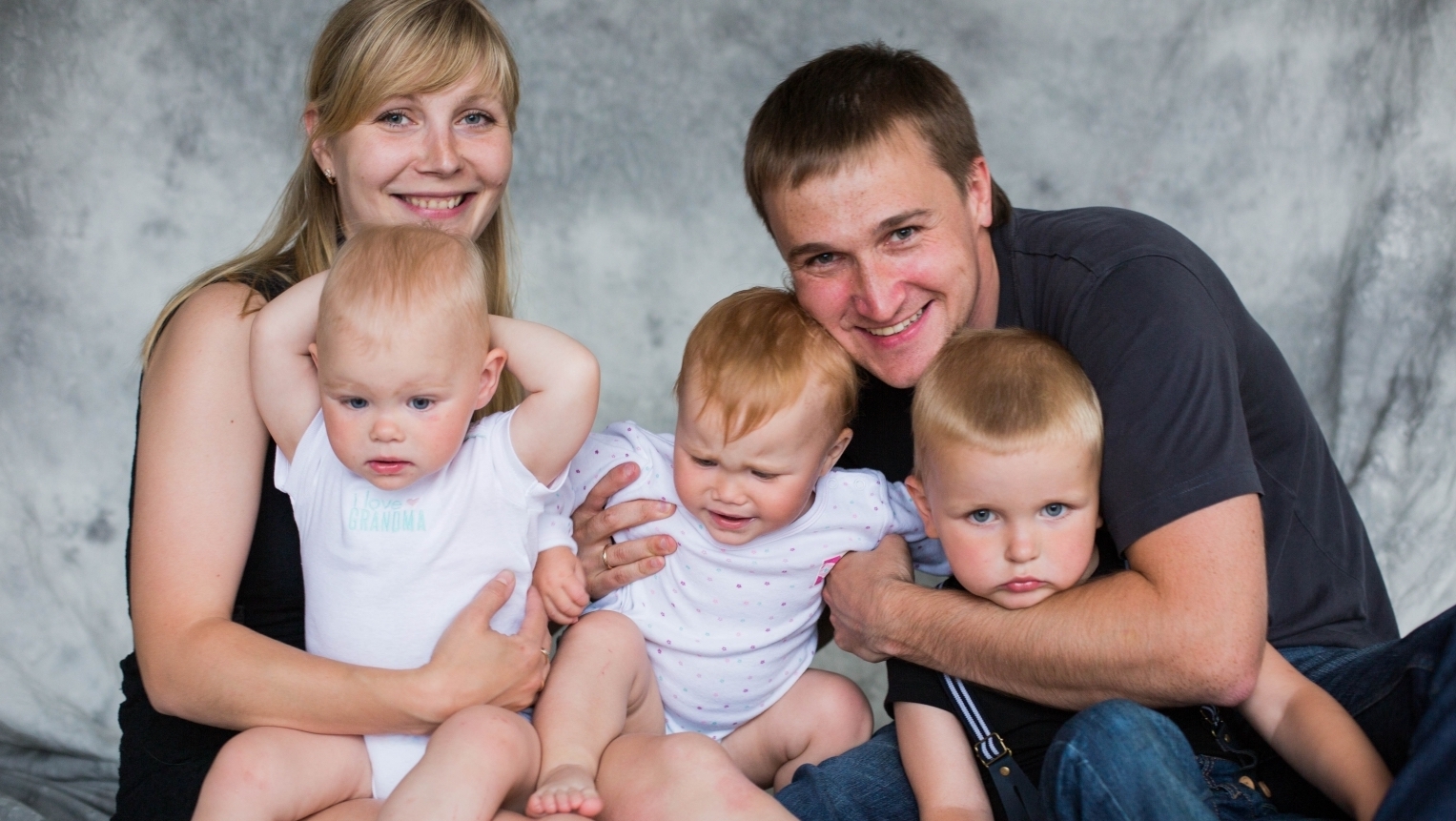 История жизни обычной семьи 13. Семья с тремя детьми. Русские многодетные семьи. Многодетная мама. Многодетный отец.